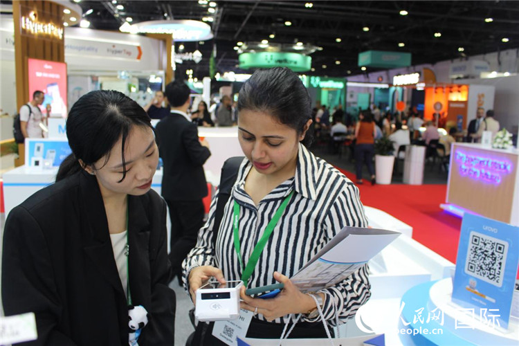 中外嘉賓交流。人民網(wǎng) 杰勒德·阿勒費(fèi)爾攝