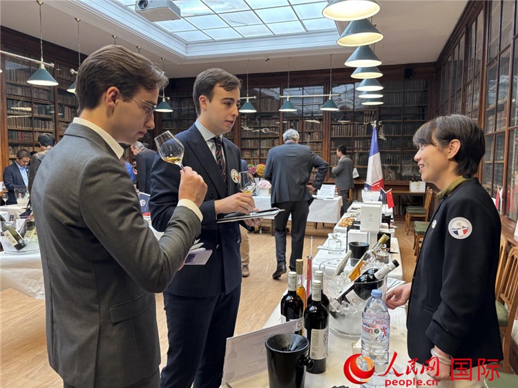 法國嘉賓與參展云南企業(yè)代表交流。人民網(wǎng)記者 于超凡攝