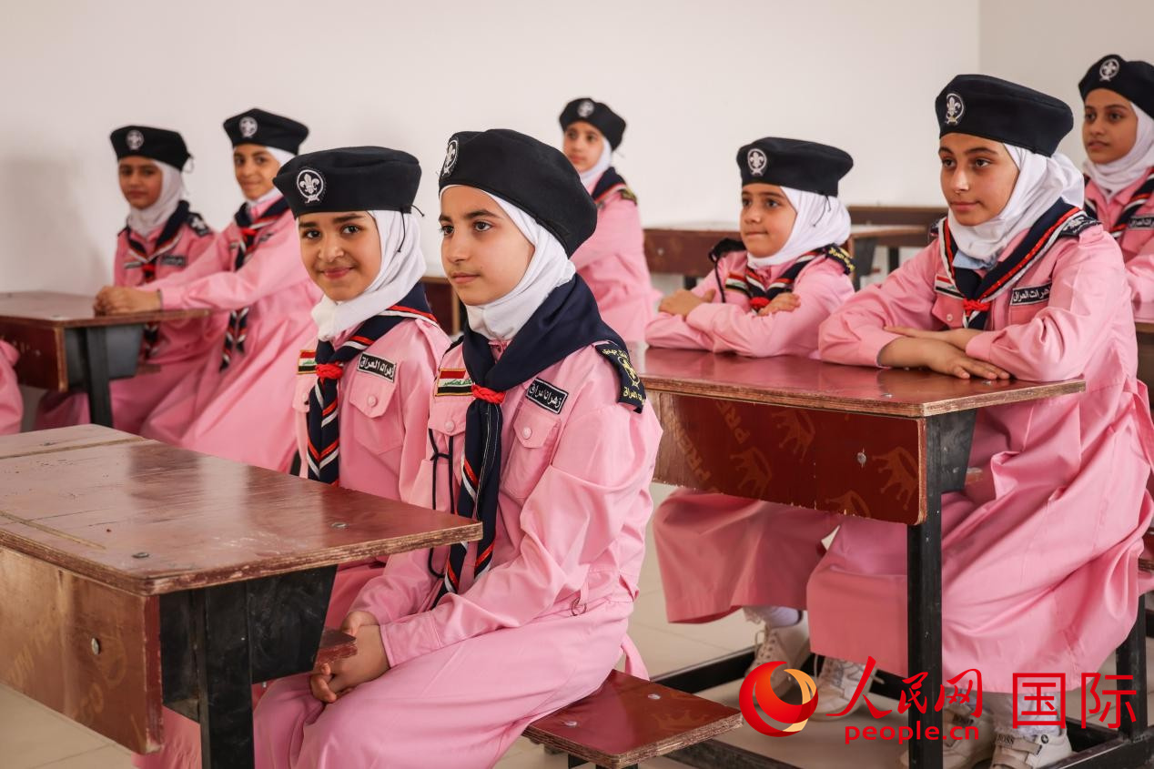 阿爾穆塔?阿里卡特國際學校的學生在教室內上課。人民網(wǎng)記者 薛丹攝