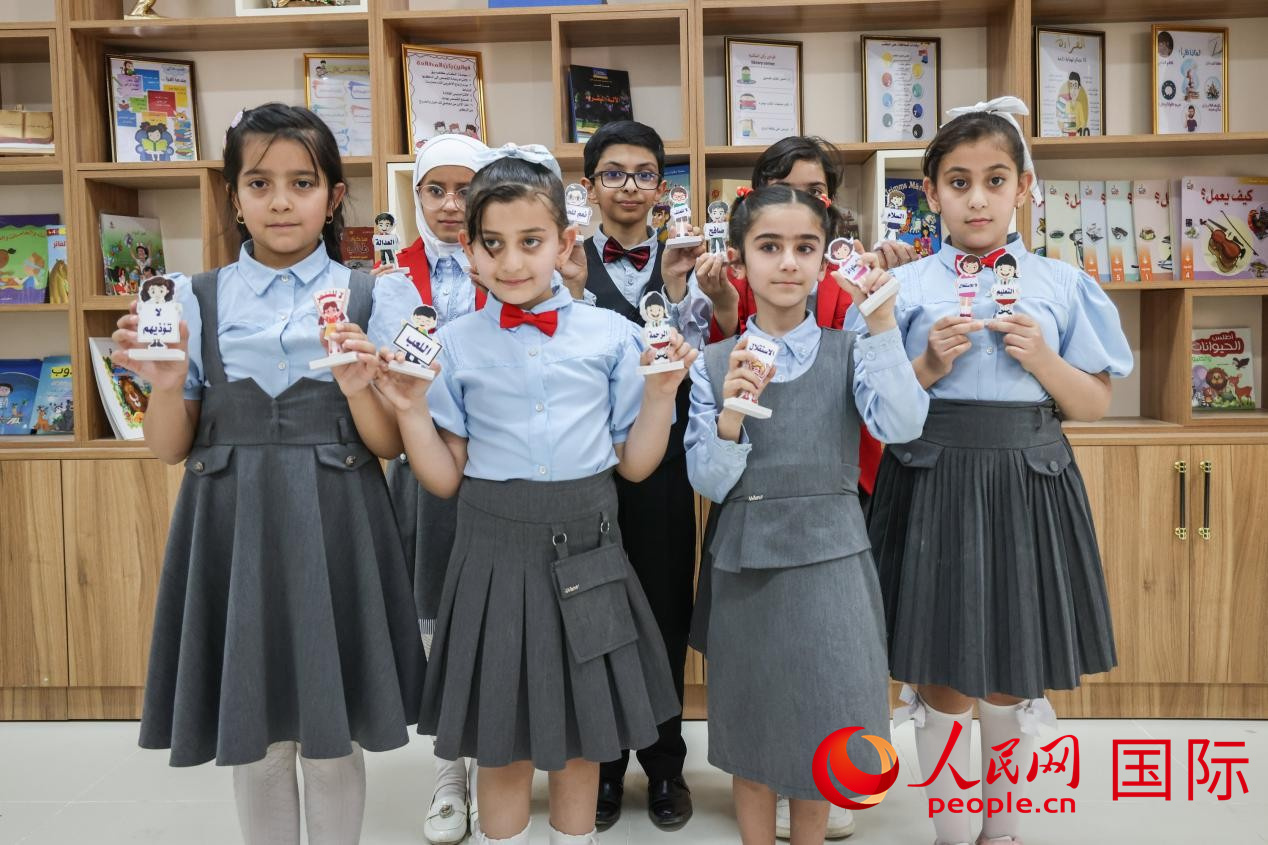 阿爾穆塔?阿里卡特國際學校的學生在圖書室上課。人民網(wǎng)記者 薛丹攝
