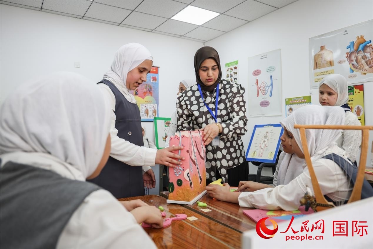 圖為阿爾·圖拉女子學校學生在上生物課。人民網(wǎng)記者 薛丹攝
