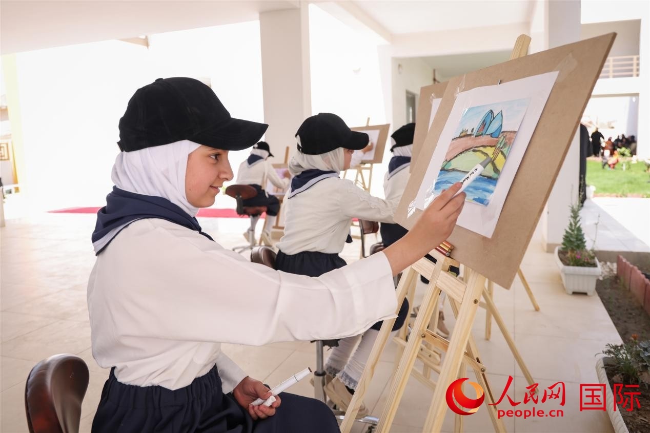 圖為阿爾·圖拉女子學校學生在上美術(shù)課。人民網(wǎng)記者 薛丹攝