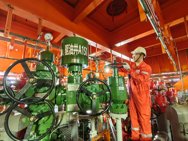 生產(chǎn)人員正在打開二氧化碳驅(qū)油井采油樹閥門。受訪者供圖