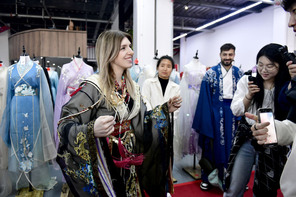 2025年4月8日，參加曹縣漢服文化節(jié)的意大利嘉賓卡米拉在試穿漢服。新華社記者郭緒雷 攝