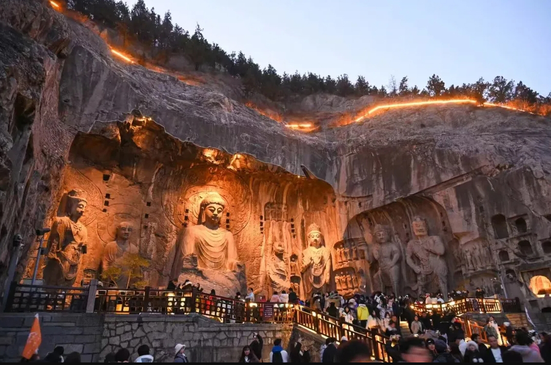 游客在龍門石窟參觀游覽。