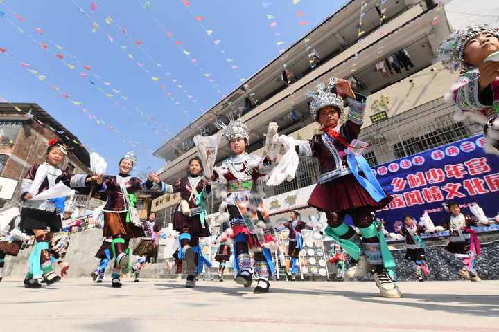 2025年3月25日，廣西柳州市融水苗族自治縣桿洞鄉(xiāng)中心小學(xué)學(xué)生在跳蘆笙踩堂舞。新華社記者 黃孝邦 攝