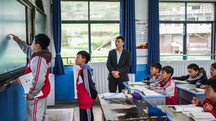 2024年11月21日，在地處烏蒙山區(qū)的貴州省六盤水市水城區(qū)亮巖小學(xué)，學(xué)生在供暖的教室內(nèi)學(xué)習(xí)。新華社記者 陶亮 攝