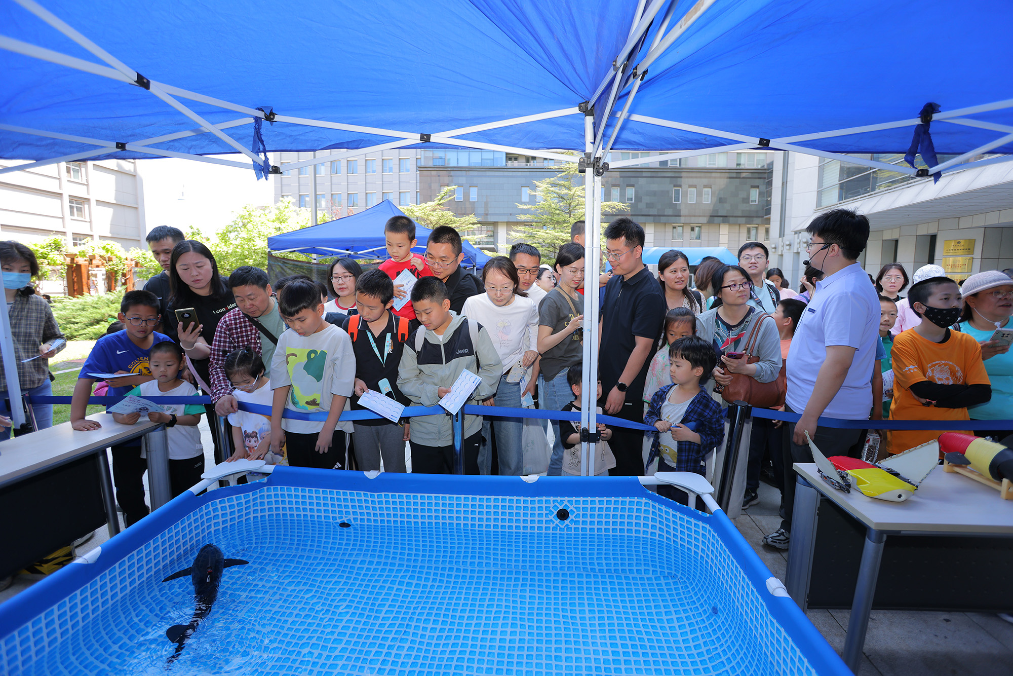 水下仿生機(jī)器魚在活動現(xiàn)場大受歡迎。中國科學(xué)院自動化研究所供圖