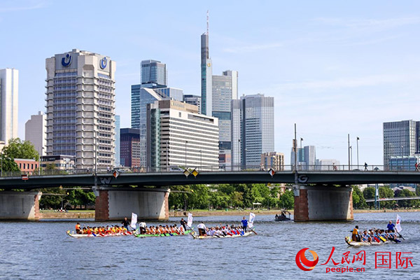 龍舟賽隊(duì)伍奮力揮槳、破浪前行。人民網(wǎng) 依琳攝