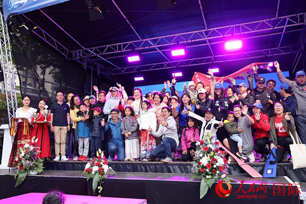 獲獎(jiǎng)選手們上臺(tái)領(lǐng)獎(jiǎng)并合影留念。人民網(wǎng)記者 劉仲華攝