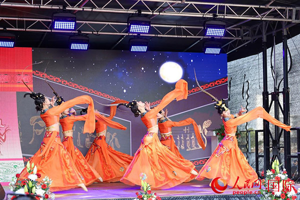 美因河畔的舞臺(tái)上中國(guó)傳統(tǒng)舞蹈精彩上演。人民網(wǎng) 依琳攝