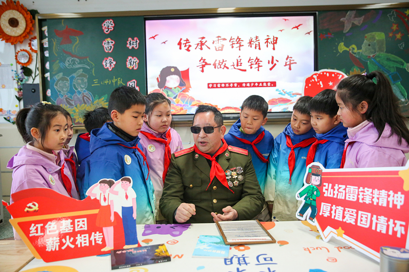 2025年3月3日，江蘇南通如皋市安定小學(xué)里，傷殘軍人許波銀在思政小課堂上向?qū)W生講述雷鋒故事。