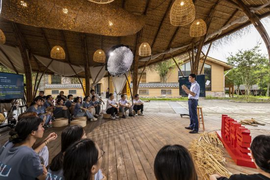 川美講堂。