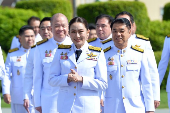 2024年9月7日，泰國(guó)總理佩通坦·欽那瓦（前中）及新一屆內(nèi)閣成員在位于首都曼谷的總理府與媒體見(jiàn)面。新華社發(fā)（拉亨攝）