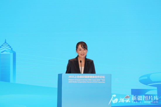 5月23日，在2025上合組織國(guó)家媒體合作論壇青年文化交流營(yíng)活動(dòng)中，人民日?qǐng)?bào)社記者阿爾達(dá)克·塔巴拉克發(fā)言。石榴云/新疆日?qǐng)?bào)記者 李雄心攝