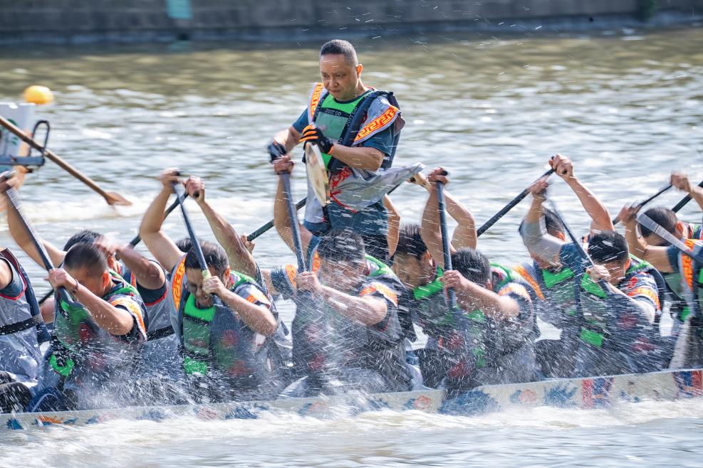 2025年5月27日，浙江寧波云龍鎮(zhèn)，首屆“我們的節(jié)日?端午看云龍”農(nóng)民龍舟邀請(qǐng)賽舉行。（圖片來源：視覺中國(guó)）