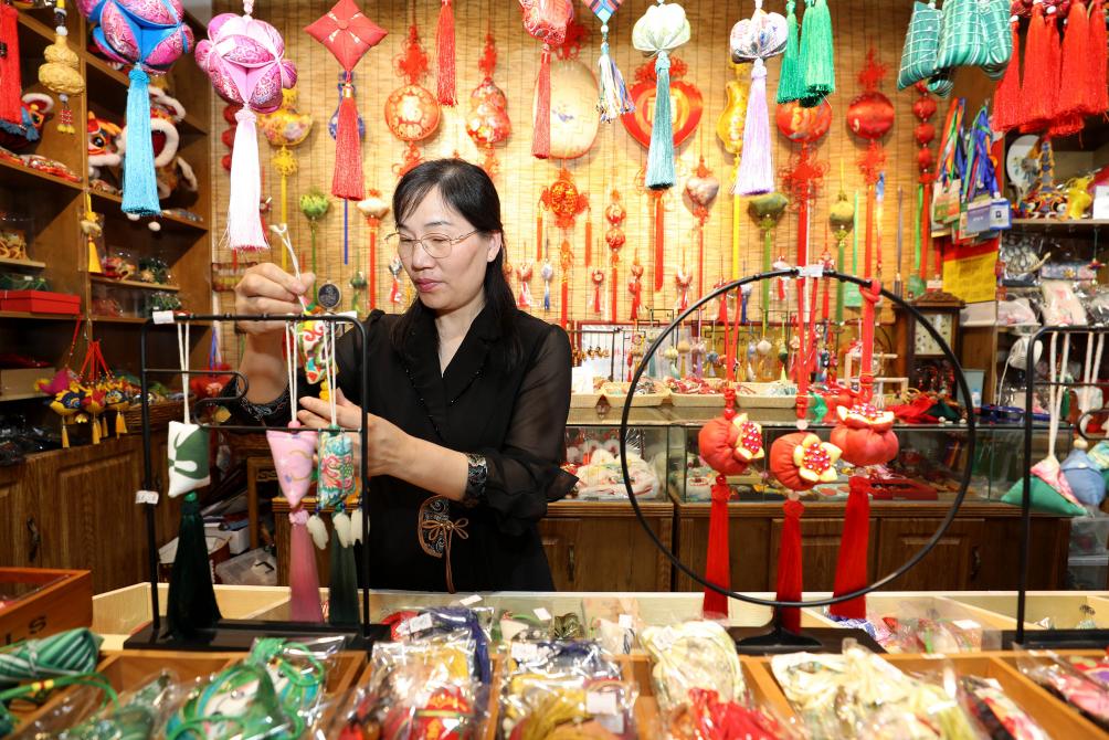 2025年5月25日，安徽省淮北市，非遺香包上貨架。（圖片來源：視覺中國(guó)）