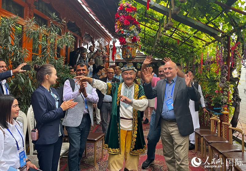 5月24日，外國媒體人在伊寧市喀贊其民俗旅游區(qū)參觀體驗(yàn)。 人民網(wǎng)記者 翟轉(zhuǎn)麗攝