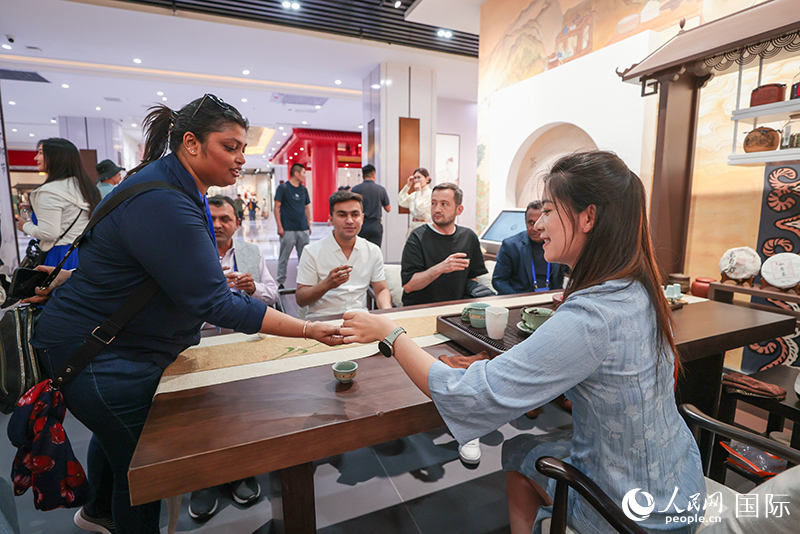 5月25日，外國媒體人在霍爾果斯國際邊境合作中心中國文化館參觀。人民網(wǎng)記者 張武軍攝