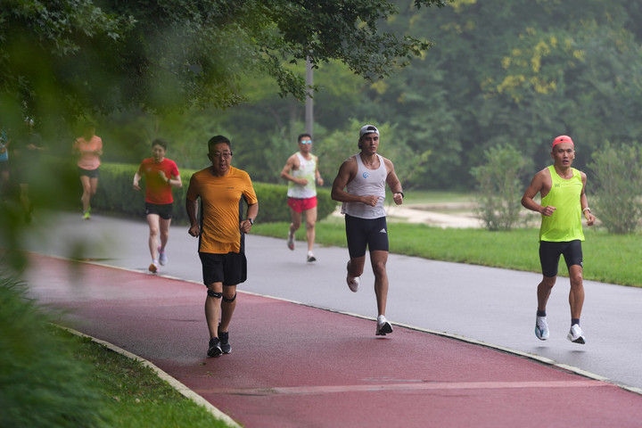 2024年7月14日，市民在北京中軸線延長線上的奧林匹克森林公園運(yùn)動(dòng)鍛煉。
