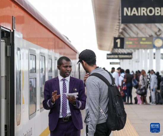 5月31日，在蒙內(nèi)鐵路內(nèi)羅畢站，乘務(wù)員為乘客檢票。新華社記者 李亞輝 攝