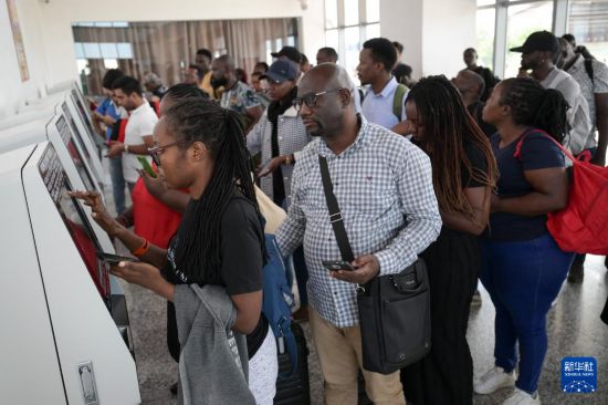 5月31日，在蒙內(nèi)鐵路內(nèi)羅畢站，乘客在自助取票機(jī)前排隊(duì)取票。新華社記者 楊光 攝