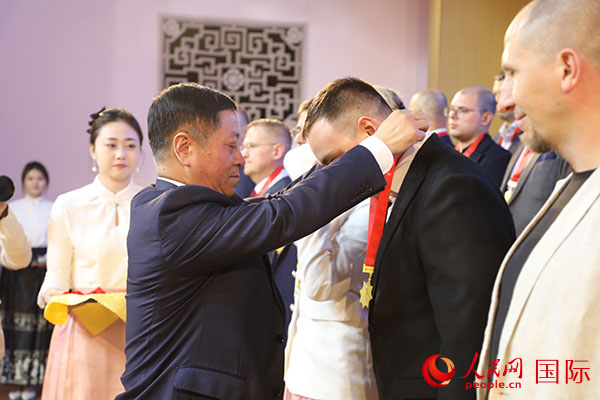 中國駐俄羅斯大使張漢暉為獲獎?wù)哳C獎。人民網(wǎng)記者 肖新新攝