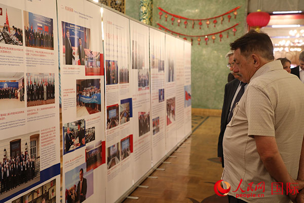 與會嘉賓參觀中俄科技創(chuàng)新合作圖片展。人民網(wǎng)記者 肖新新攝