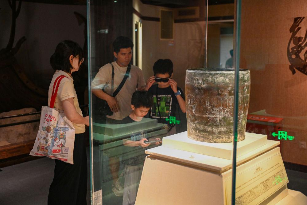 △2025年5月18日，游客在廣東廣州南越王博物院（王墓展區(qū)）體驗(yàn)AR眼鏡智慧導(dǎo)覽服務(wù)。