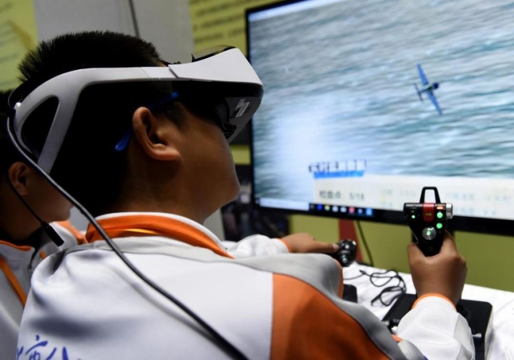 北京市八一學(xué)校的學(xué)生在北京市中小學(xué)生特色科技活動展示上體驗VR技術(shù)（2018年11月24日攝）新華社記者 羅曉光 攝。
