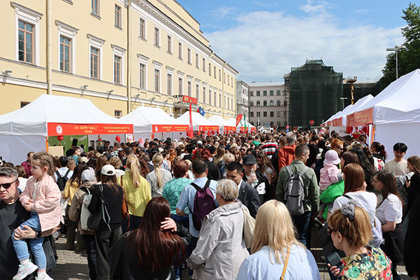 “茶和天下”·雅集活動現(xiàn)場。中國駐白俄羅斯大使館供圖