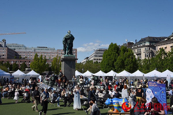 “你好！中國”端午游園會在斯德哥爾摩國王花園廣場舉辦。人民網(wǎng)記者 殷淼攝