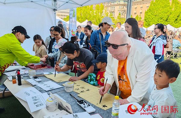 書法體驗。人民網(wǎng)記者 殷淼攝