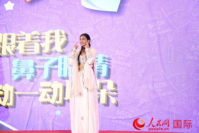 演唱中文歌曲。人民網(wǎng)記者任皓宇攝