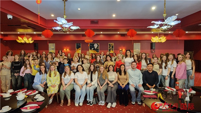 “慶端午學(xué)中文”活動(dòng)全體合照。人民網(wǎng)記者蔡子暢攝