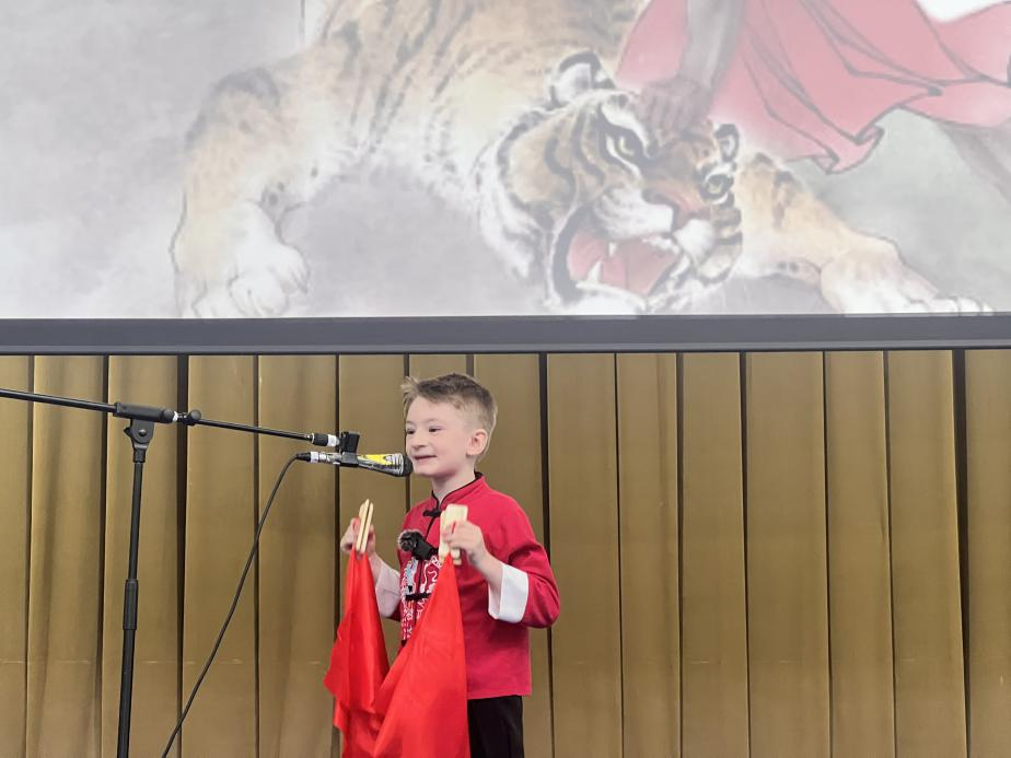 一航表演快板《武松打虎》。布加勒斯特大學(xué)孔子學(xué)院供圖