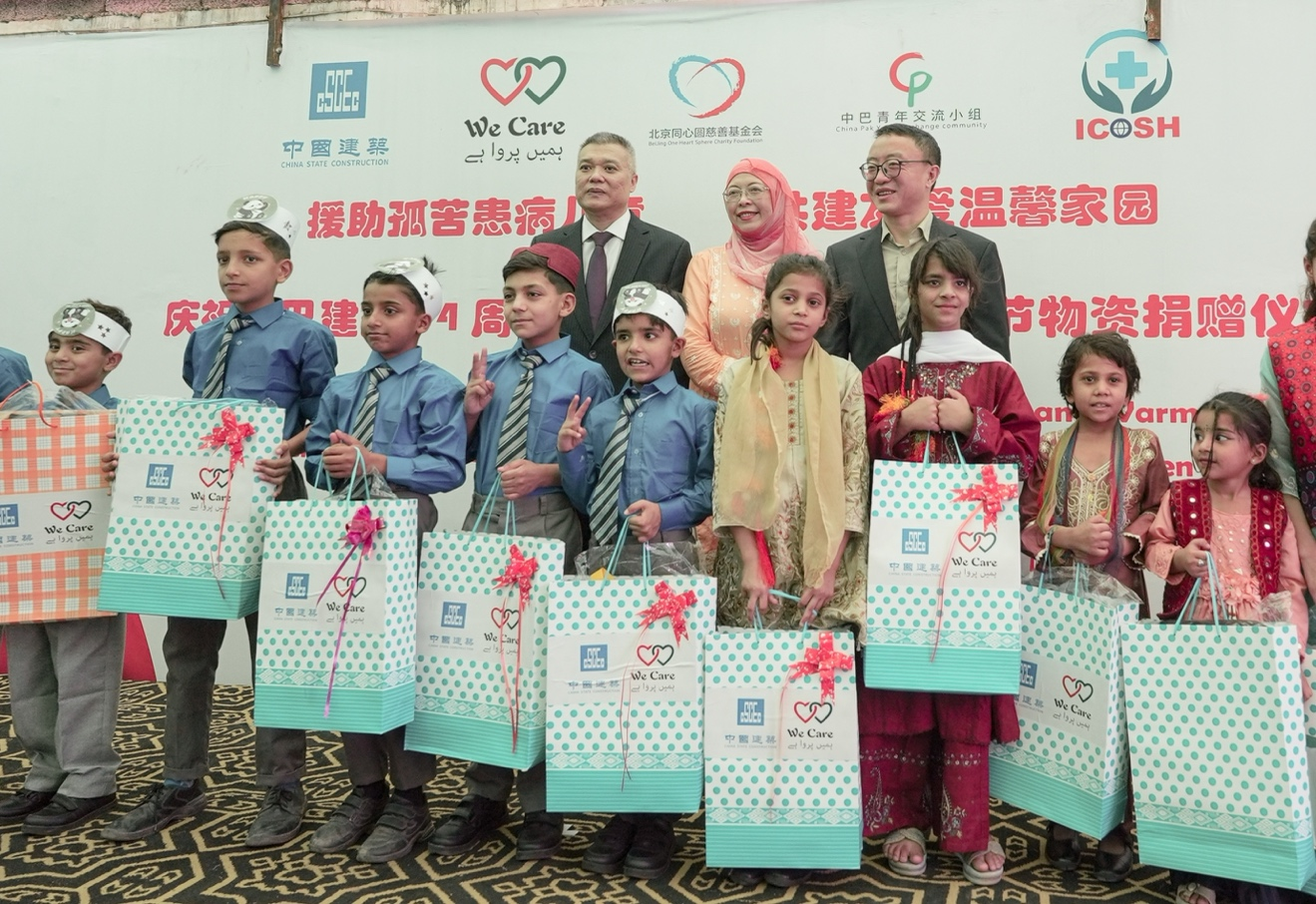 受捐孤兒在儀式上合影留念。瓦加斯·阿赫邁德攝