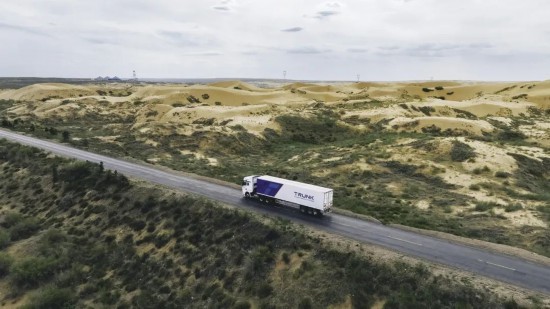 主線科技智能卡車行駛在路上。