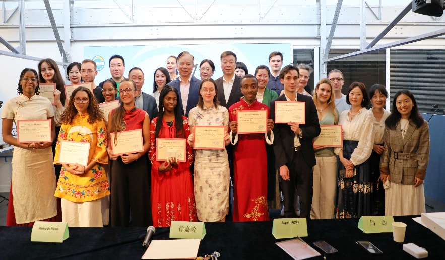 圖1：中國駐法使館公使陳力、教育公參周家貴與比賽師生、評委合影（圖片：巴黎西岱大學(xué)孔子學(xué)院）